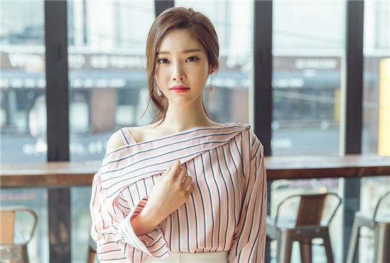 依恋直播免费版：美女主播高歌热舞讲段子燃爆直播间