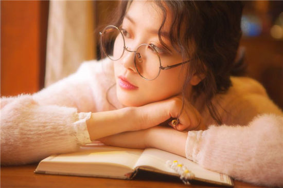 2020今日影视app正版：迷人美女大秀S型好身材十分性感