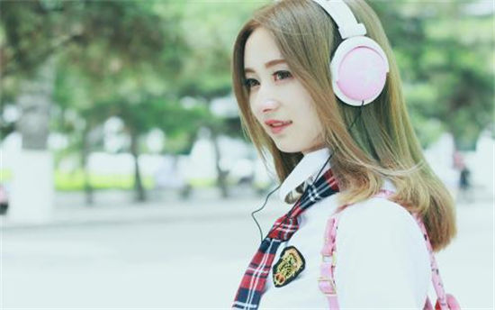 趣看直播app：美女主播准备了多重神秘惊喜等你来发现