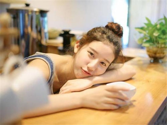 金鱼直播app：高颜值美女精彩的才艺表演令人目不转睛