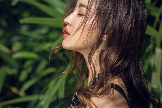 七彩影视app:漂亮美女的精彩表演让你看了直流口水